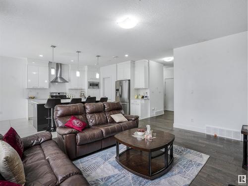 272 Fraser Wy Nw, Edmonton, AB - Indoor Photo Showing Living Room