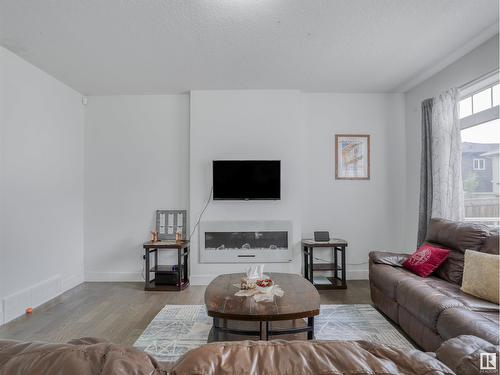 272 Fraser Wy Nw, Edmonton, AB - Indoor Photo Showing Living Room