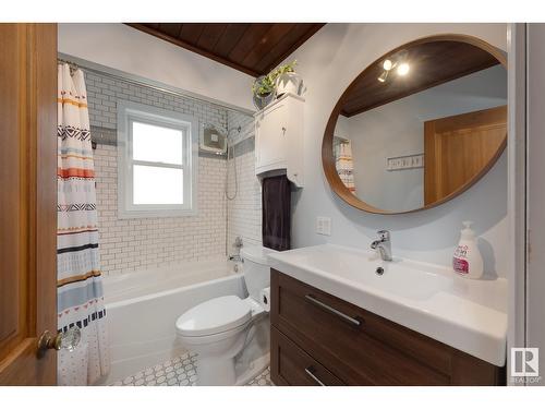 10930 66 Av Nw, Edmonton, AB - Indoor Photo Showing Bathroom