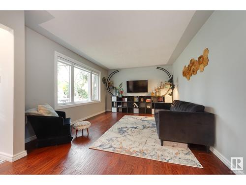 10930 66 Av Nw, Edmonton, AB - Indoor Photo Showing Living Room