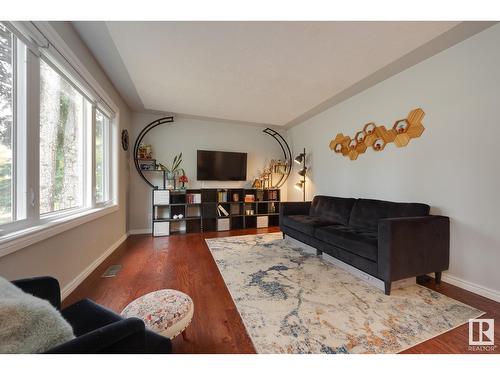 10930 66 Av Nw, Edmonton, AB - Indoor Photo Showing Living Room