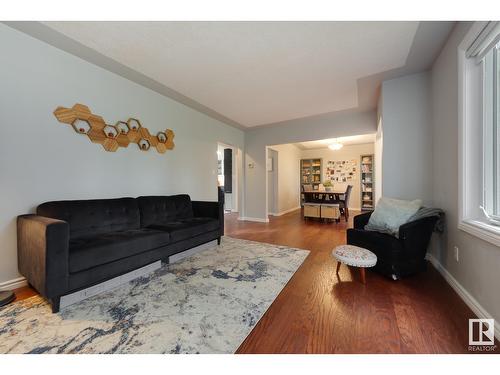 10930 66 Av Nw, Edmonton, AB - Indoor Photo Showing Living Room