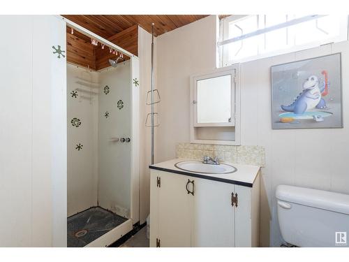 9843 64 Av Nw, Edmonton, AB - Indoor Photo Showing Bathroom