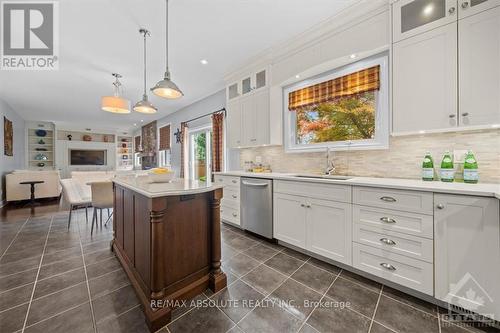 442 Landswood Way, Ottawa, ON - Indoor Photo Showing Kitchen With Upgraded Kitchen