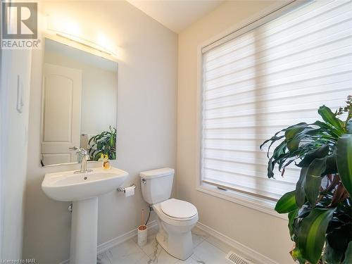 7892 Odell Crescent, Niagara Falls, ON - Indoor Photo Showing Bathroom