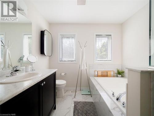 7892 Odell Crescent, Niagara Falls, ON - Indoor Photo Showing Bathroom