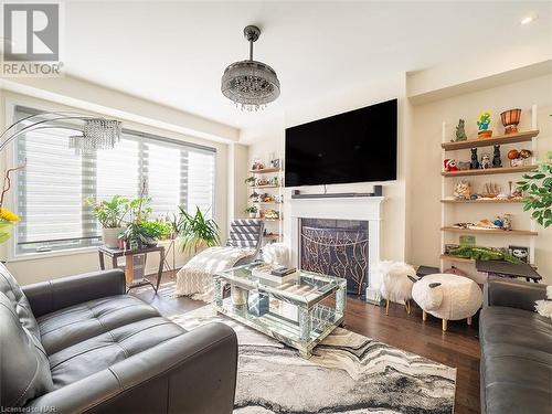 7892 Odell Crescent, Niagara Falls, ON - Indoor Photo Showing Living Room With Fireplace