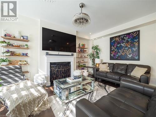 7892 Odell Crescent, Niagara Falls, ON - Indoor Photo Showing Living Room With Fireplace