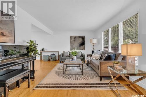 35 Tucker Crescent, Saskatoon, SK - Indoor Photo Showing Living Room