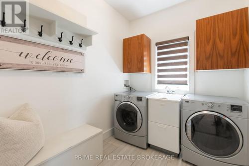 1157 Eagletrace Drive, London, ON - Indoor Photo Showing Laundry Room