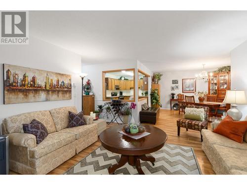 1534 Lawrence Avenue Unit# 202, Kelowna, BC - Indoor Photo Showing Living Room