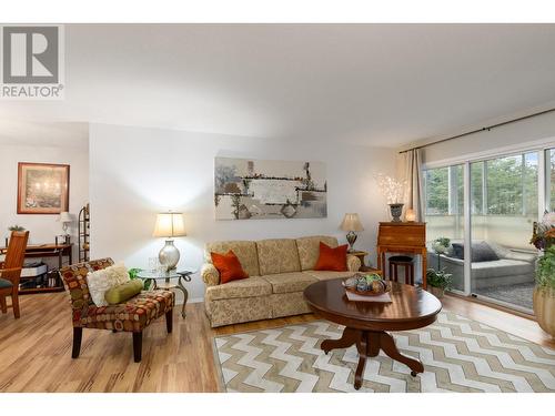 1534 Lawrence Avenue Unit# 202, Kelowna, BC - Indoor Photo Showing Living Room