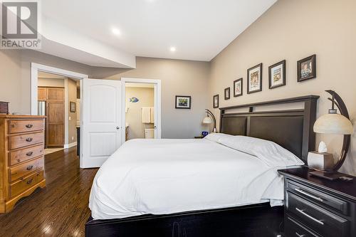 1088 Sunset Drive Unit# 633, Kelowna, BC - Indoor Photo Showing Bedroom