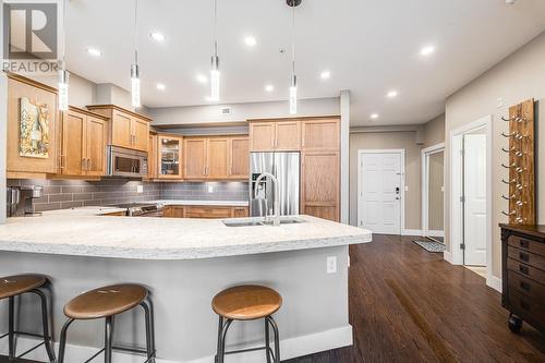 1088 Sunset Drive Unit# 633, Kelowna, BC - Indoor Photo Showing Kitchen With Upgraded Kitchen