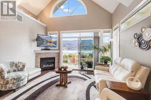 1088 Sunset Drive Unit# 633, Kelowna, BC - Indoor Photo Showing Living Room With Fireplace