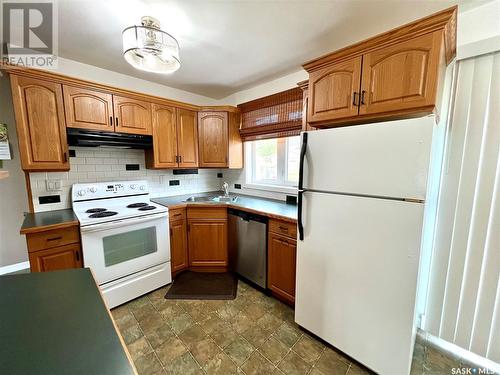 1671 Winnie Street, Swift Current, SK - Indoor Photo Showing Kitchen