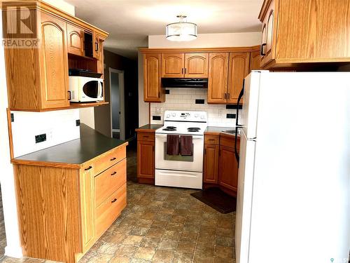 1671 Winnie Street, Swift Current, SK - Indoor Photo Showing Kitchen