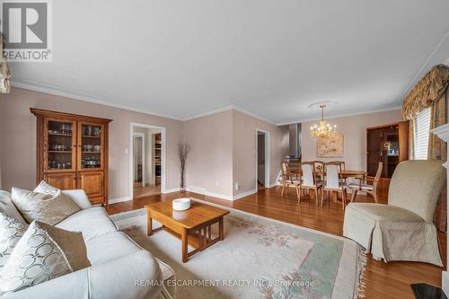 16 Lawrence Avenue, Hamilton, ON - Indoor Photo Showing Living Room