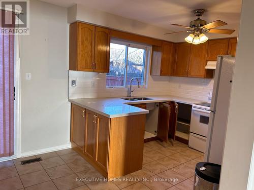 4010 Coachman Circle, Mississauga, ON - Indoor Photo Showing Kitchen With Double Sink