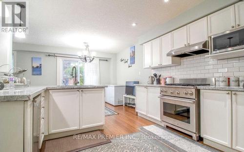 15 Dunsmore Lane, Barrie, ON - Indoor Photo Showing Kitchen With Upgraded Kitchen