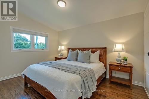 380 Duncombe Drive, Burlington, ON - Indoor Photo Showing Bedroom