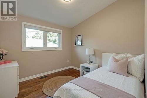 380 Duncombe Drive, Burlington, ON - Indoor Photo Showing Bedroom