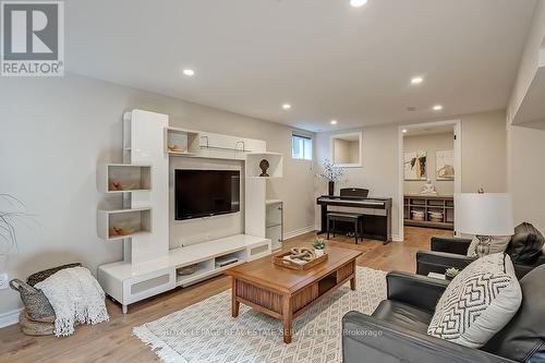 380 Duncombe Drive, Burlington, ON - Indoor Photo Showing Living Room