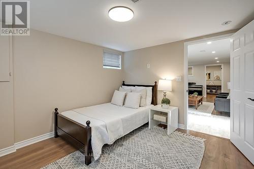 380 Duncombe Drive, Burlington, ON - Indoor Photo Showing Bedroom