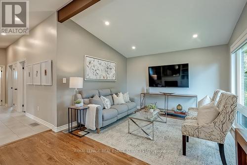 380 Duncombe Drive, Burlington, ON - Indoor Photo Showing Living Room