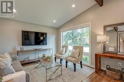 380 Duncombe Drive, Burlington, ON - Indoor Photo Showing Living Room