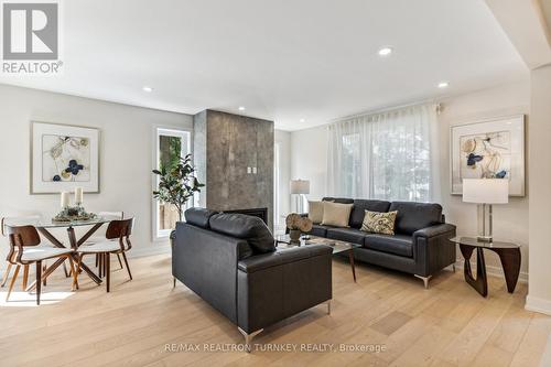 31 Kennedy Street W, Aurora, ON - Indoor Photo Showing Living Room