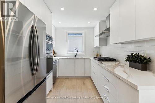 31 Kennedy Street W, Aurora, ON - Indoor Photo Showing Kitchen With Upgraded Kitchen