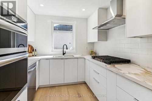 31 Kennedy Street W, Aurora, ON - Indoor Photo Showing Kitchen With Upgraded Kitchen