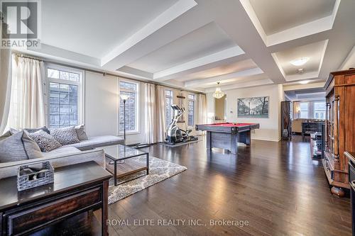 7 Goldeneye Drive, East Gwillimbury, ON - Indoor Photo Showing Living Room