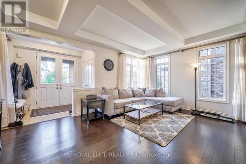 7 Goldeneye Drive, East Gwillimbury, ON - Indoor Photo Showing Living Room