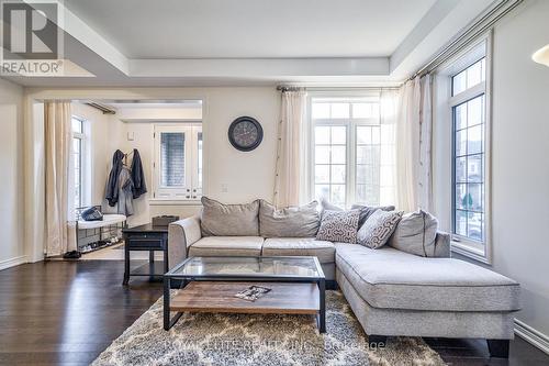 7 Goldeneye Drive, East Gwillimbury, ON - Indoor Photo Showing Living Room