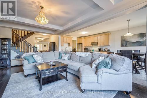 7 Goldeneye Drive, East Gwillimbury, ON - Indoor Photo Showing Living Room