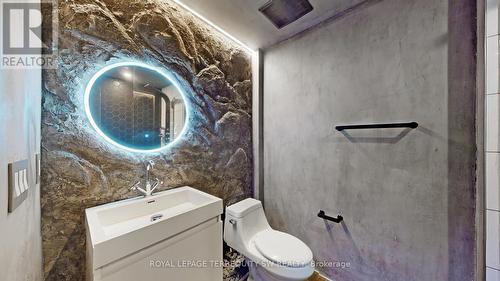 124 - 326 Carlaw Avenue, Toronto, ON - Indoor Photo Showing Bathroom