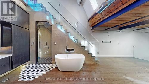 124 - 326 Carlaw Avenue, Toronto, ON - Indoor Photo Showing Bathroom