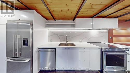 124 - 326 Carlaw Avenue, Toronto, ON - Indoor Photo Showing Kitchen