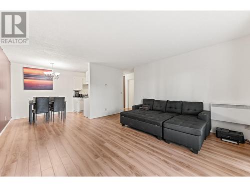 445 All Star Court Unit# 306, Kelowna, BC - Indoor Photo Showing Living Room