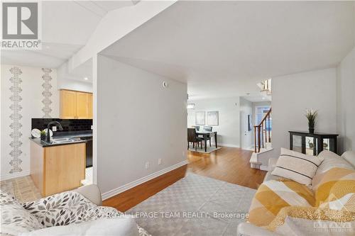 246 Tandalee Crescent, Ottawa, ON - Indoor Photo Showing Living Room