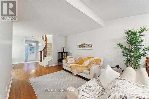 246 Tandalee Crescent, Ottawa, ON - Indoor Photo Showing Living Room