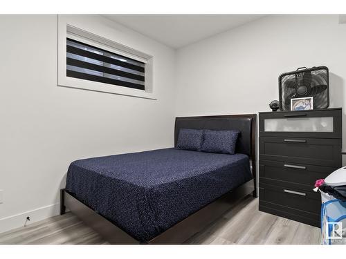 316 42 St Sw, Edmonton, AB - Indoor Photo Showing Bedroom