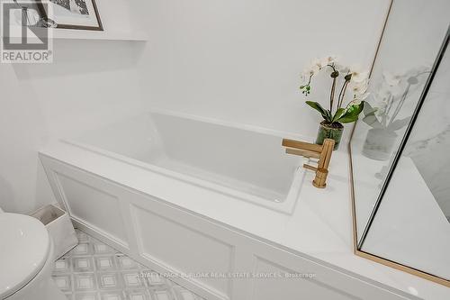 604 - 2190 Lakeshore Road, Burlington, ON - Indoor Photo Showing Bathroom