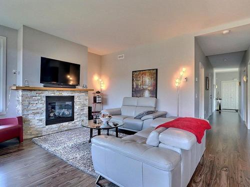 Salon - 304-60 Boul. Bélanger, Beaupré, QC - Indoor Photo Showing Living Room With Fireplace