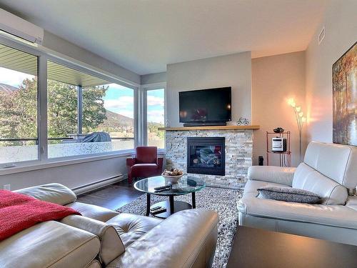 Living room - 304-60 Boul. Bélanger, Beaupré, QC - Indoor Photo Showing Living Room With Fireplace