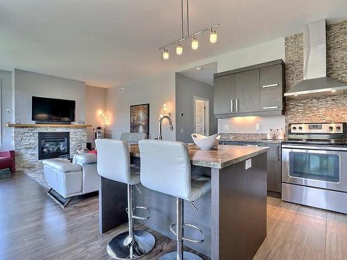 Kitchen - 304-60 Boul. Bélanger, Beaupré, QC - Indoor Photo Showing Kitchen With Fireplace With Upgraded Kitchen