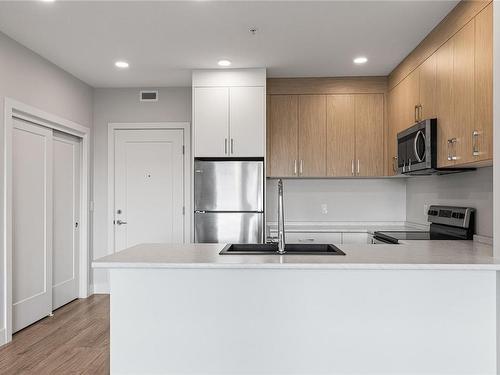 303-6544 Metral Dr, Nanaimo, BC - Indoor Photo Showing Kitchen