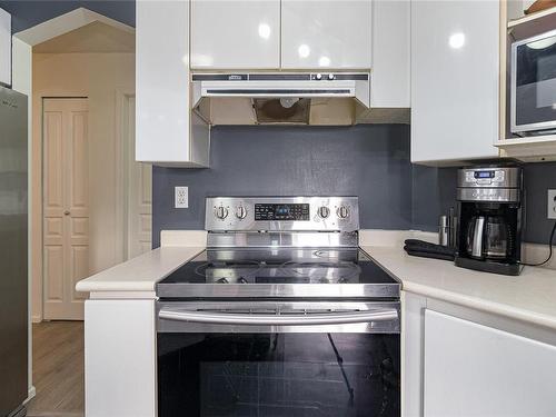 212-935 Johnson St, Victoria, BC - Indoor Photo Showing Kitchen